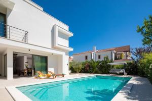 Bazén v ubytovaní Luxury Villa Cippico XXII with Pool alebo v jeho blízkosti