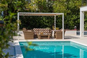 Bazén v ubytovaní Luxury Villa Cippico XXII with Pool alebo v jeho blízkosti