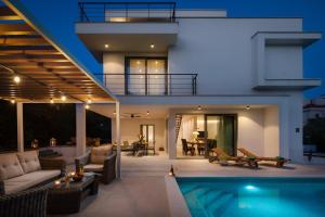 Bazén v ubytovaní Luxury Villa Cippico XXII with Pool alebo v jeho blízkosti