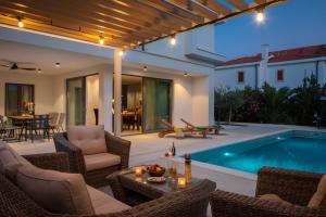 Bazén v ubytovaní Luxury Villa Cippico XXII with Pool alebo v jeho blízkosti
