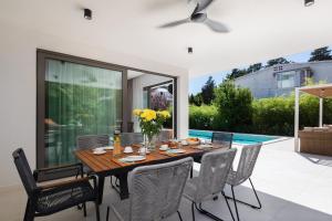 Bazén v ubytovaní Luxury Villa Cippico XXII with Pool alebo v jeho blízkosti