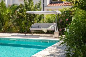 Bazén v ubytovaní Luxury Villa Cippico XXII with Pool alebo v jeho blízkosti