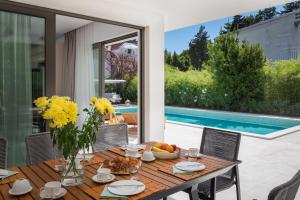 Bazén v ubytovaní Luxury Villa Cippico XXII with Pool alebo v jeho blízkosti
