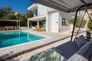 Bazén v ubytovaní Luxury Villa Cippico XXII with Pool alebo v jeho blízkosti