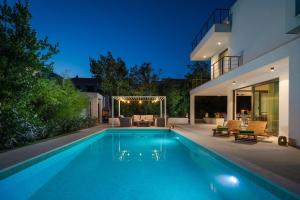 Bazén v ubytovaní Luxury Villa Cippico XXII with Pool alebo v jeho blízkosti