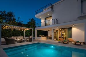 Bazén v ubytovaní Luxury Villa Cippico XXII with Pool alebo v jeho blízkosti