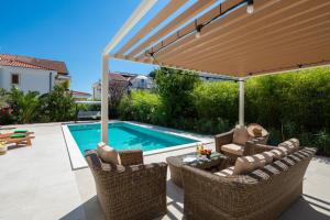 Bazén v ubytovaní Luxury Villa Cippico XXII with Pool alebo v jeho blízkosti