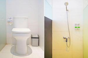 a bathroom with a toilet and a shower at Super OYO Collection O 91472 The Regia Dago in Bandung
