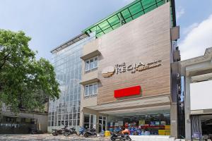 a building with motorcycles parked in front of it at Super OYO Collection O 91472 The Regia Dago in Bandung