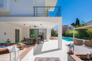 Bazén v ubytovaní Luxury Villa Cippico XXII with Pool alebo v jeho blízkosti