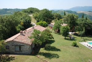 an aerial view of a house with a pool at Il Tamantino in Gubbio