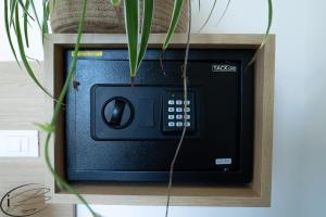 un four micro-ondes dans une étagère avec une plante dans l'établissement I Bordin Home, à Nettuno