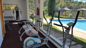 un gimnasio con equipo cardiovascular junto a una piscina en Sunny balcony with stunning sea views en Benidorm