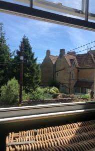 Blick auf ein altes Haus aus einem Zugfenster in der Unterkunft The Victorian House in Bridport