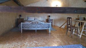 a bedroom with a bed and a table and chairs at Casadaldeiadalmofala in Almofala