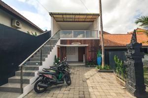 una motocicleta estacionada frente a una casa en Nami Surf Stay en Canggu