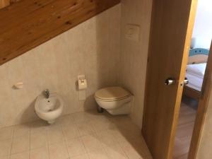 Park Hotel Miramonti في فولاريا: حمام صغير مع مرحاض وشطاف