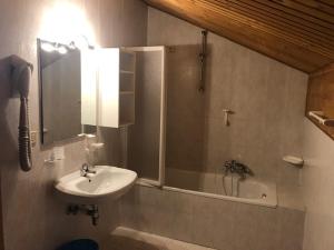 bagno con lavandino, vasca e lavandino di Park Hotel Miramonti a Folgaria