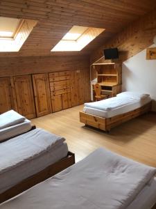 ein Schlafzimmer mit 3 Betten und einem Klavier in einem Zimmer in der Unterkunft Park Hotel Miramonti in Folgaria