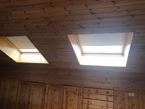 2 lucernari sul soffitto di un granaio in legno di Park Hotel Miramonti a Folgaria