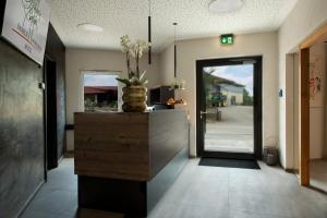 um lobby com uma porta e um vaso com flores em Hotel Zum Grünen Baum em Pfahlheim