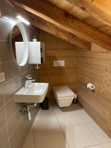 une salle de bains avec lavabo et toilettes dans l'établissement Chalet Moose, à Morzine
