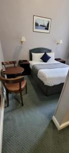 Llit o llits en una habitació de Commodore Hotel