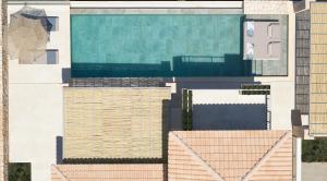 einen Luftblick auf einen Pool und Gebäude in der Unterkunft Epiphany Villas Lefkada in Tsoukaladhes