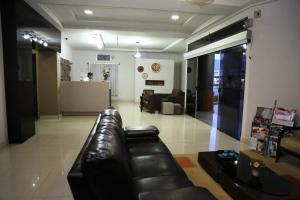 een woonkamer met een leren bank en een woonkamer bij Hotel Mirage in Vilhena