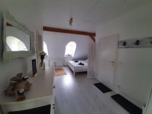 a white room with a bedroom and a bed in it at Ferienwohnung MeerGlück in der Ostseeresidenz Gandarm in Wischuer