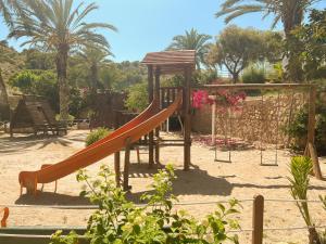 um parque infantil com escorrega num parque em Palm Beach Paradise - Private access to the beach em Villajoyosa