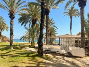 een resort met palmbomen voor de oceaan bij Palm Beach Paradise - Private access to the beach in Villajoyosa