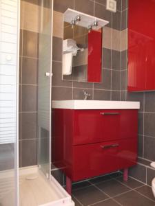 bagno con lavandino rosso e armadi rossi di Résidence Le Fontenay a Plateau dʼAssy Altre 28 foto