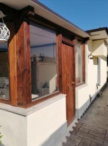 una ventana con puertas de madera en un edificio en Lo Chalet, en Ponte Galeria