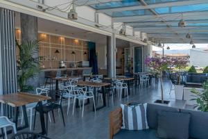 Reštaurácia alebo iné gastronomické zariadenie v ubytovaní Fani Luxury Apartments Stavros