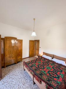 a bedroom with a bed and wooden cabinets at Casa rosa sull'appennino tosco emiliano in Barigazzo