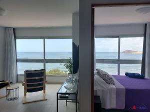 ein Schlafzimmer mit Bett und Blick auf das Meer in der Unterkunft MarMédano Apartamento 2 in El Médano