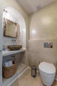 Ένα μπάνιο στο White Luxurious Apartments II