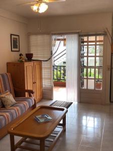 een woonkamer met een bank en een salontafel bij Marino114 in Alcossebre