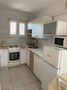 Kuchyňa alebo kuchynka v ubytovaní Apartments Anka i Krešimir