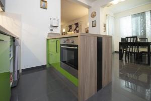 una cucina con armadi verdi e piano cottura di Holiday home Elijah Creek a Spalato (Split)