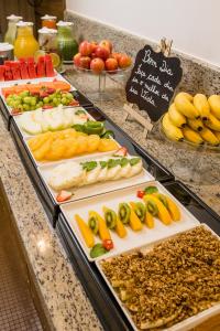 a buffet with many different types of fruits and vegetables at Ville Hotel Gramadão in Votuporanga