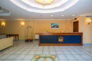 a large lobby with a large skylight at Hotel Villa Albani in Nocera Superiore +33 photos
