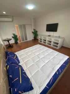 een slaapkamer met een groot bed en een flatscreen-tv bij Luxurious & Comfy Retreat-Swimming Pool-Sauna in Angeles