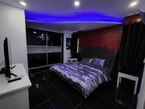 1 dormitorio con 1 cama con techo azul en Spacious 2 bedroom. Home comfort + hotel amenities, en Ángeles
