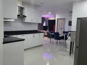 Kitchen o kitchenette sa Spacious 2 bedroom. Home comfort + hotel amenities