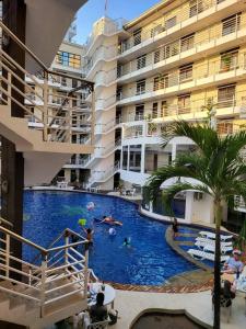 una gran piscina frente a un edificio en Spacious 2 bedroom. Home comfort + hotel amenities, en Ángeles