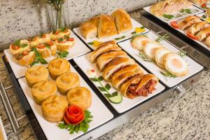 a buffet of different types of sandwiches and pastries at Ville Hotel Gramadão in Votuporanga