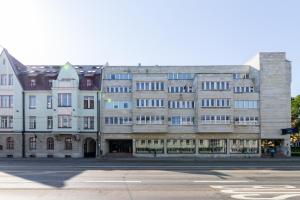 un grand bâtiment au coin d'une rue dans l'établissement Bright Residences in Tallinn Center by EasyRentals, à Tallinn