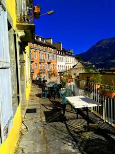 - Balcón con mesa, sillas y edificios en TOURMALET ardiden, en Luz-Saint-Sauveur